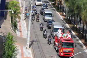 Fila de carros do cortejo de Iris ultrapassa quarteirões em Goiânia - veja fotos