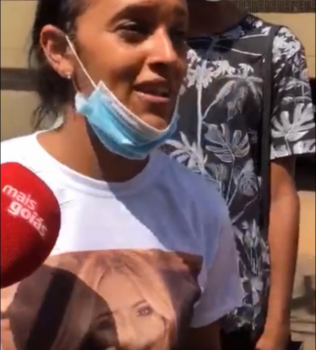 Fā de Marília Mendonça emocionada. (Foto: Captura de video)