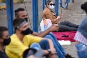 Fãs de Marília Mendonça chegam ao Goiânia Arena para velório da cantora