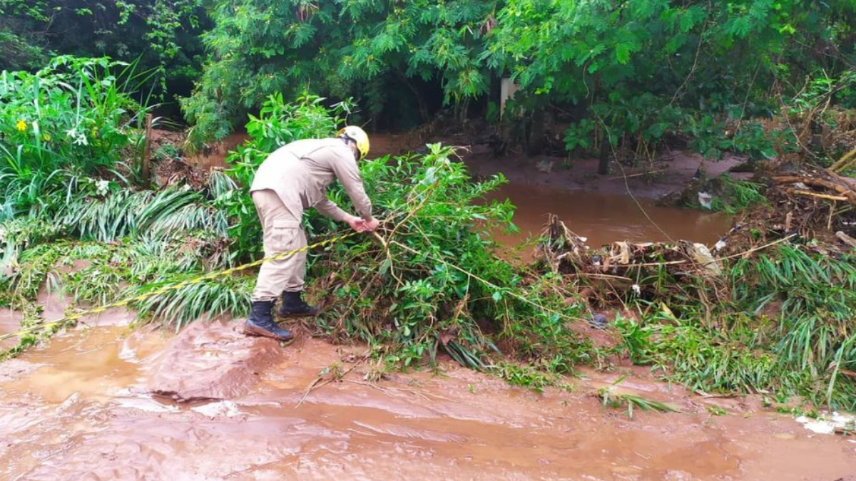 Represa rompe e danifica ponte na cidade de Goiatuba