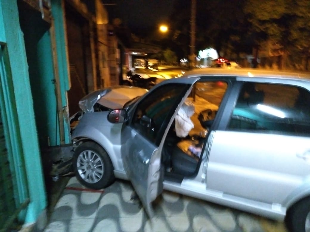 Colisão entre dois carros deixa homem gravemente ferido (Foto: DICT - Divulgação)
