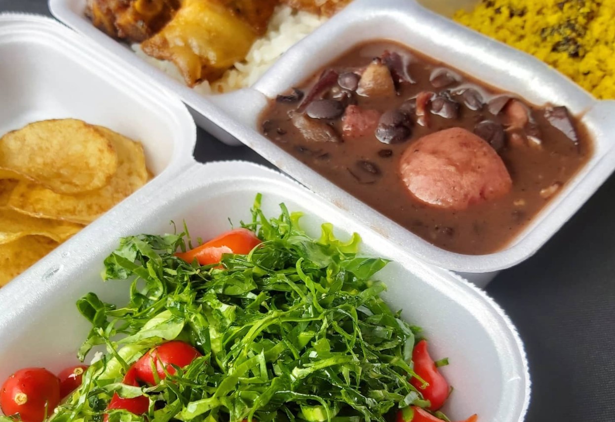 feijoada é servida tradicionalmente às quartas-feira, opção para pedir delivery de almoço em Aparecida de Goiânia