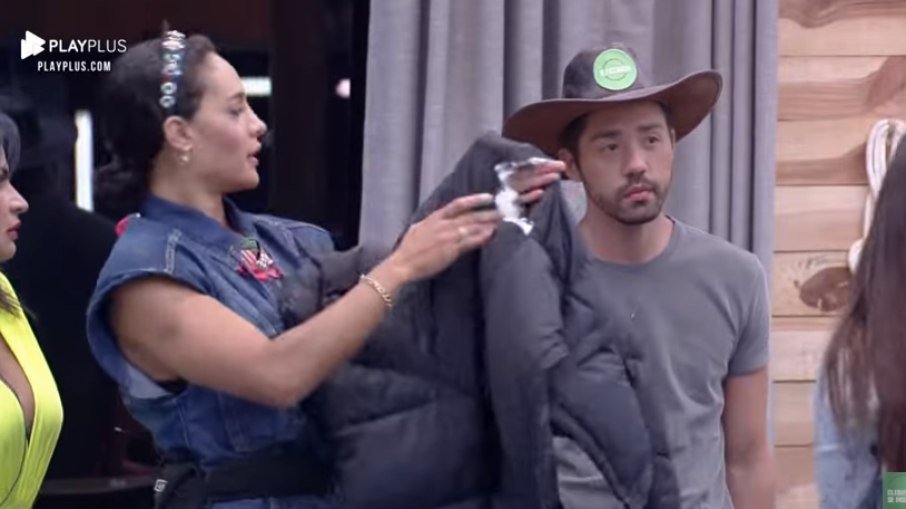 Aline e Bil contam para Rico que Dayane rasgou jaqueta com faca