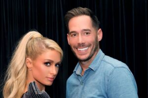 Socialite usou vestido Oscar de la Renta para a união. Paris Hilton se casa com o empresário Carter Reum: foto