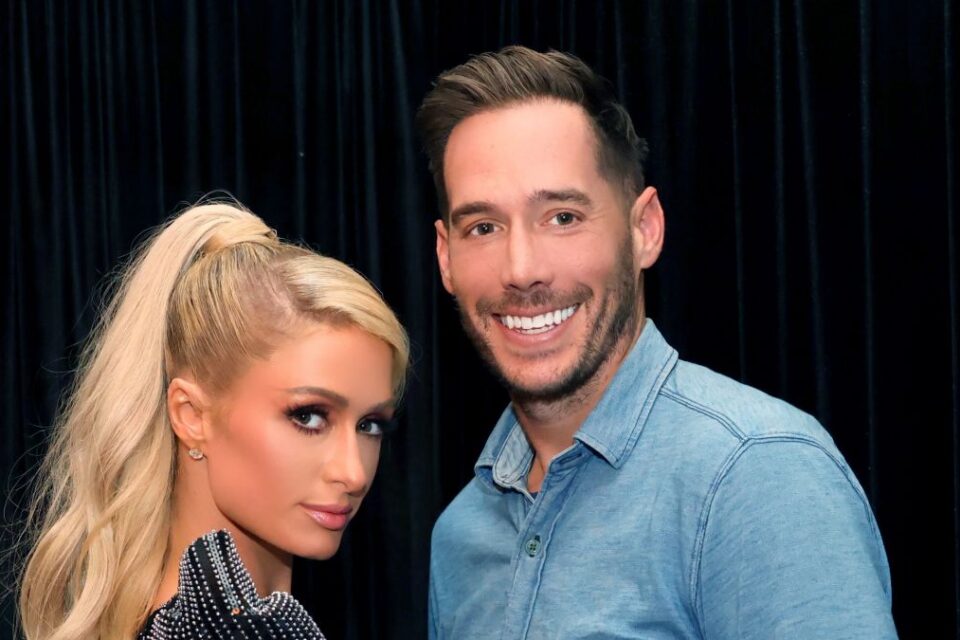 Socialite usou vestido Oscar de la Renta para a união. Paris Hilton se casa com o empresário Carter Reum: foto