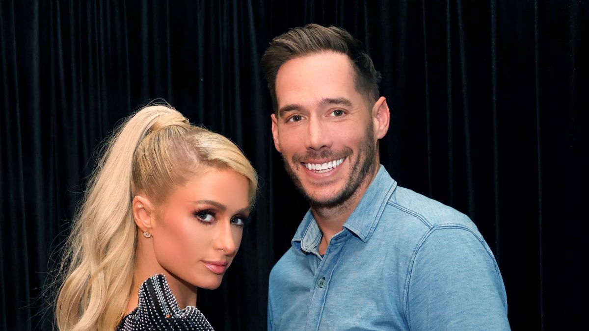 Socialite usou vestido Oscar de la Renta para a união. Paris Hilton se casa com o empresário Carter Reum: foto