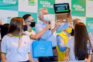 Caiado entrega cartões do programa Mães de Goiás e chromebooks em Valparaíso (Foto: Governo do Estado)