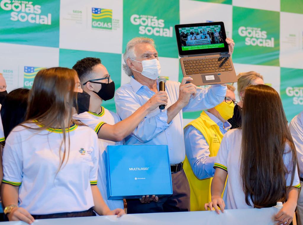 Caiado entrega cartões do programa Mães de Goiás e chromebooks em Valparaíso (Foto: Governo do Estado)