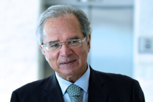 Conta de luz cairá 18% sem pôr empresas em risco, diz ministro