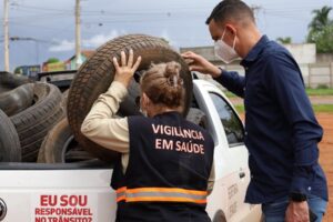 Fiscais da prefeitura de Aparecida de Goiânia recolhem pneuw para combate a dengue