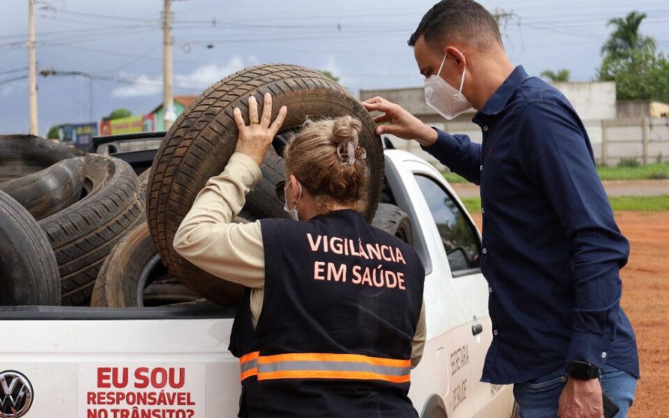 Fiscais da prefeitura de Aparecida de Goiânia recolhem pneuw para combate a dengue