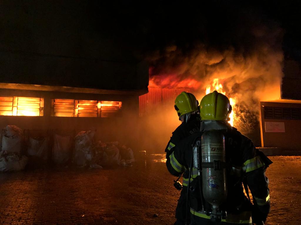 Combate às chamas necessitou do apoio de 30 militares do corpo de bombeiros (Foto: CBMGO - Divulgação)