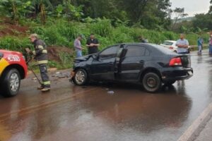 Acidente entre dois carros deixa três feridos na GO-184, em Jataí