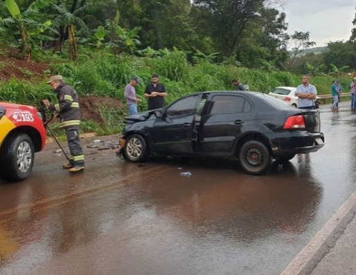 Acidente entre dois carros deixa três feridos na GO-184, em Jataí
