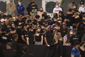 Banda de Marília Mendonça é aplaudida ao chegar no velório da cantora