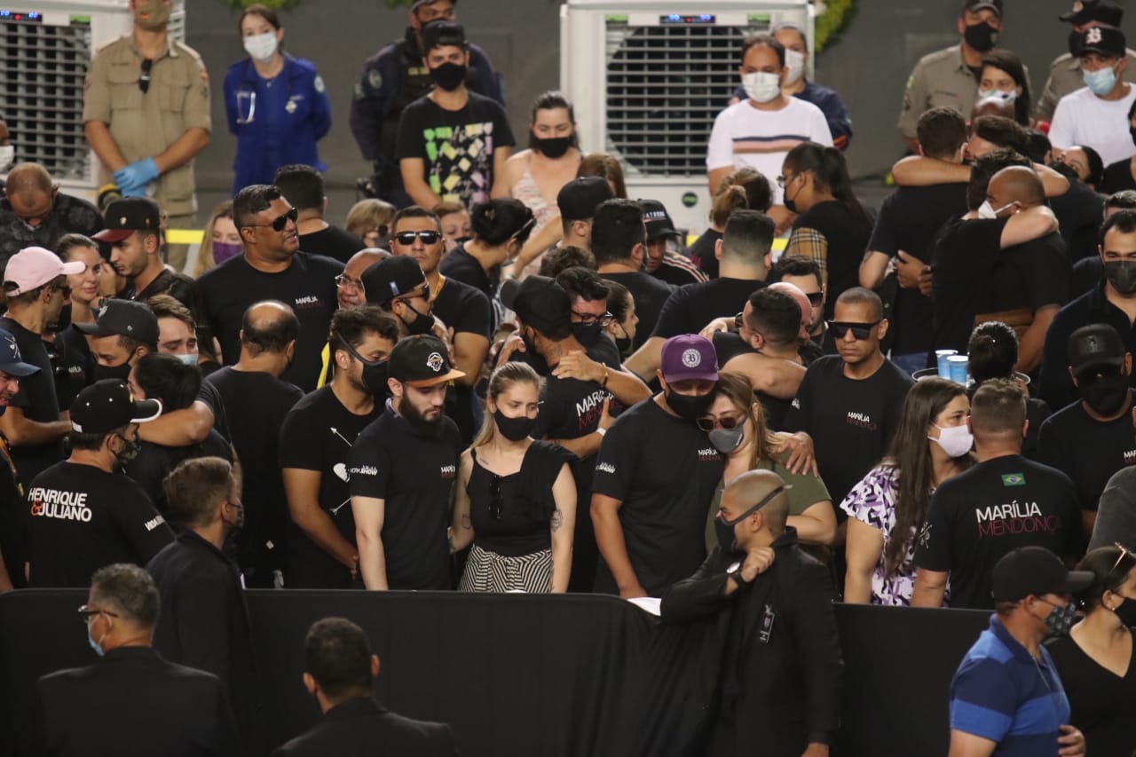 Banda de Marília Mendonça é aplaudida ao chegar no velório da cantora