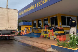 Caminhão-baú é apreendido com mais de 3 toneladas de drogas em Jataí