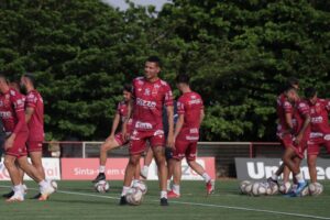 Jogadores do Vila Nova durante treino