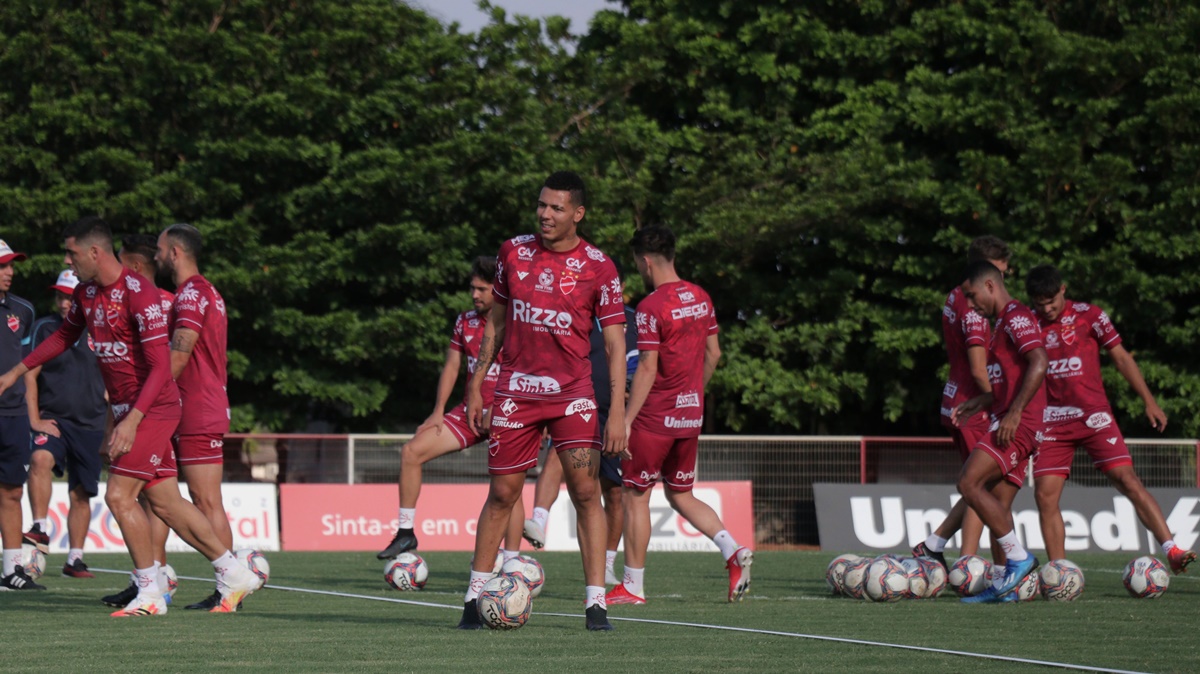 Jogadores do Vila Nova durante treino