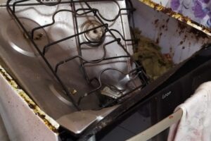 Fogão ficou destruído após a explosão. (Foto: Reprodução/Redes Sociais)