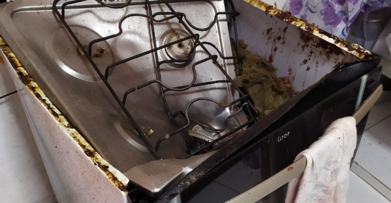 Fogão ficou destruído após a explosão. (Foto: Reprodução/Redes Sociais)