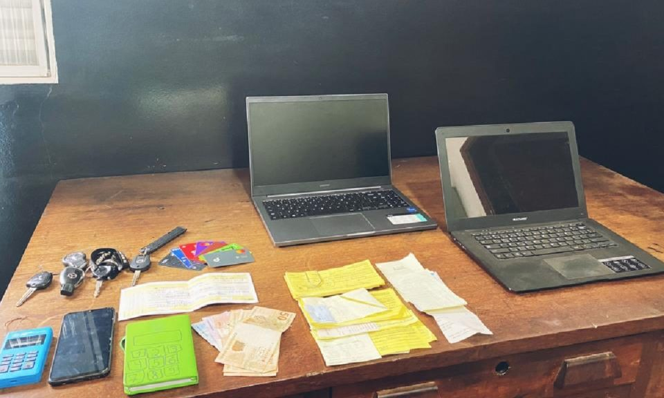 Documentos, objetos valiosos, veículos de alto valor e equipamentos, usados para aplicar golpes e realizar a lavagem de dinheiro foram apreendidos, em Ipameri