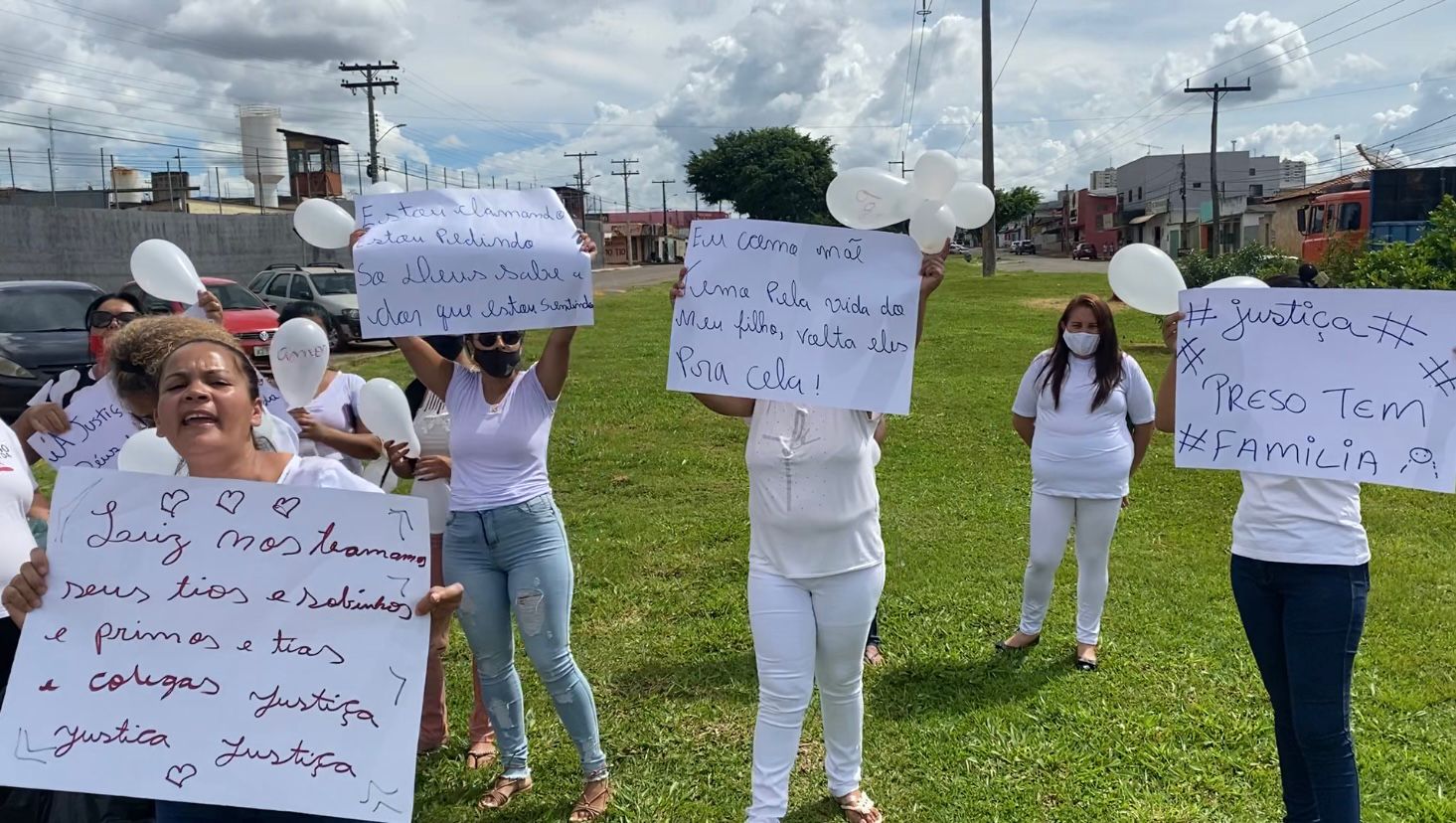 Mulheres utilizaram cartazes para pedir "justiça" sobre os ocorridos dentro da Unidade Prisional de Anápolis. (Foto: Jonathan Cavalcante/Mais Goiás)