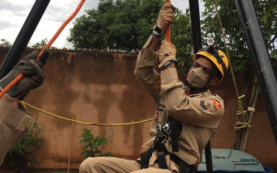 Bombeiros resgatam homem que caiu em poço em Planaltina