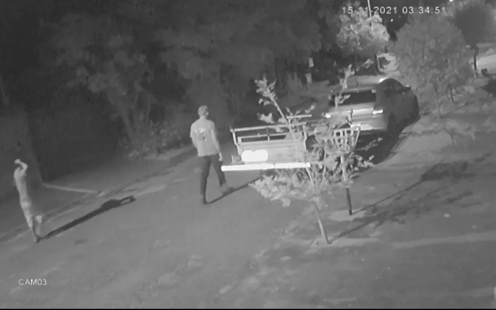 Dupla furta carretinha e a leva a pé em uma rua de Hidrolândia