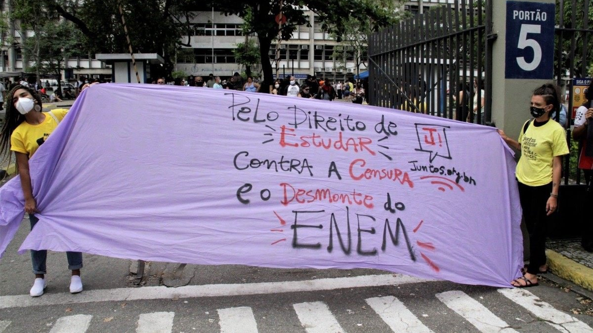 Prova do Enem no Rio tem protesto contra interferência do governo no exame