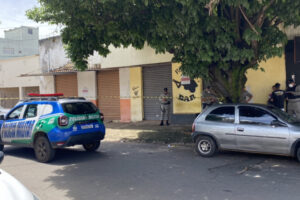 PM isolou a cena do crime na Rua Sócrates Diniz. (Foto: Jonathan Cavalcante/Mais Goiás)