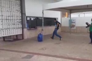 Enem: estudante se atrasa no 1º dia de prova e se arrasta por debaixo do portão