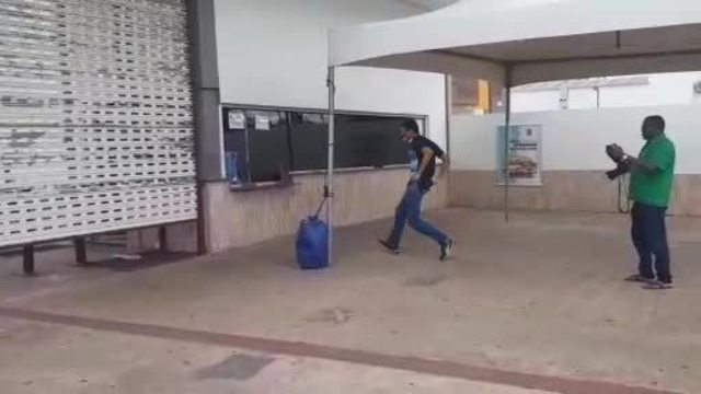 Enem: estudante se atrasa no 1º dia de prova e se arrasta por debaixo do portão