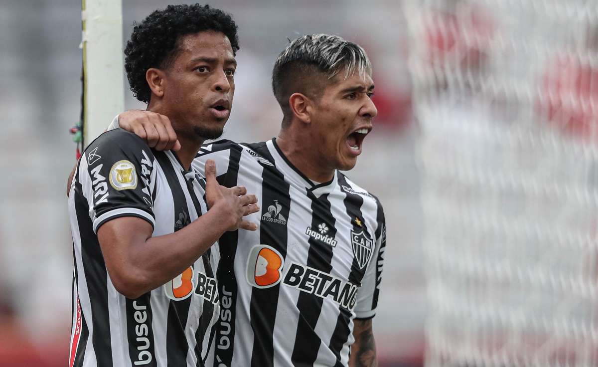 Keno e Zaracho comemoram gol do Atlético-MG