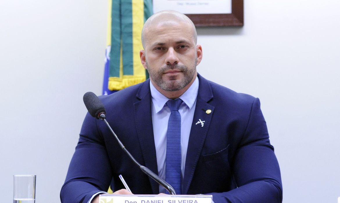 Aliados de Bolsonaro querem demover Daniel Silveira de disputar o Senado