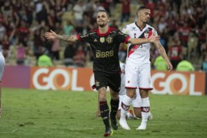 Michael comemora gol contra o Atlético-GO