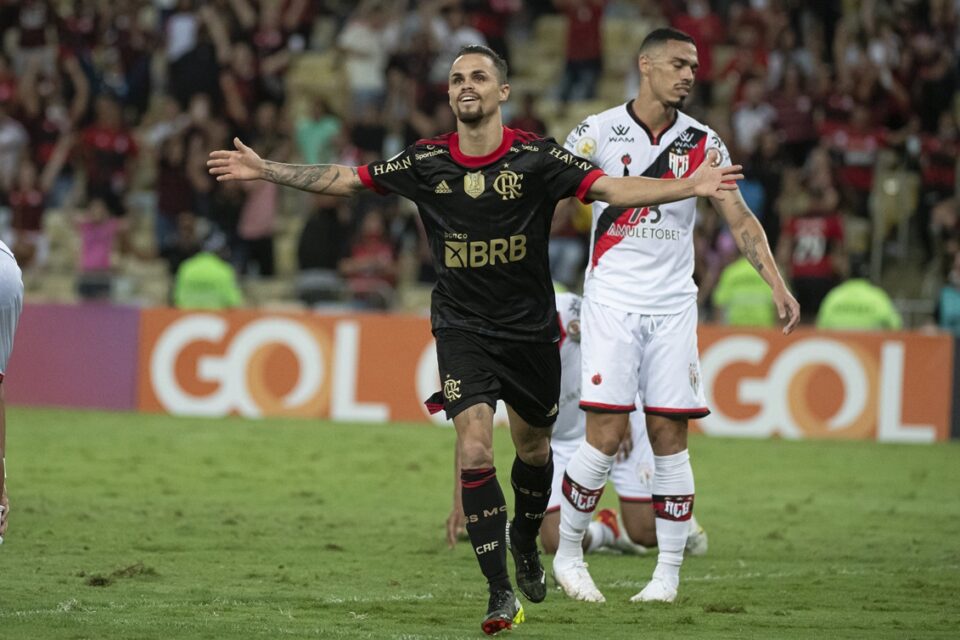 Michael comemora gol contra o Atlético-GO