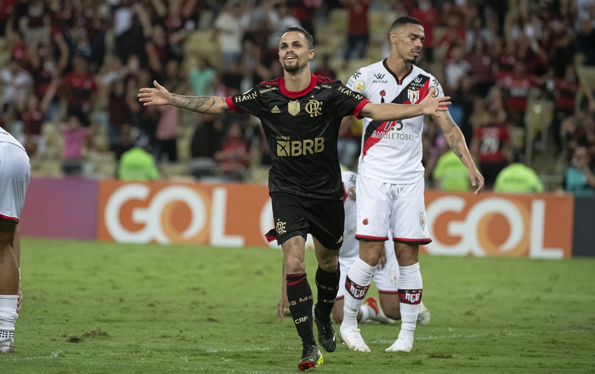 Michael comemora gol contra o Atlético-GO
