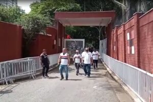 Torcida do São Paulo no CT do clube
