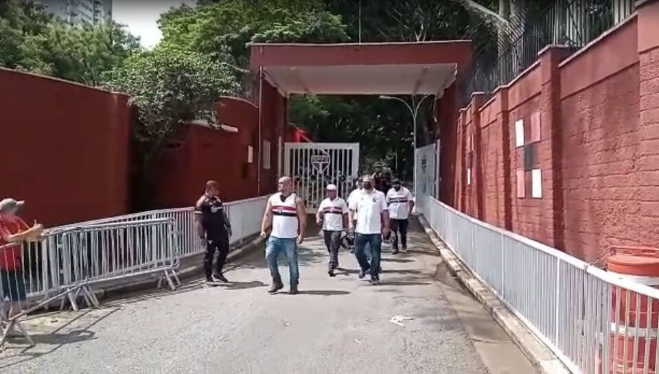 Torcida do São Paulo no CT do clube