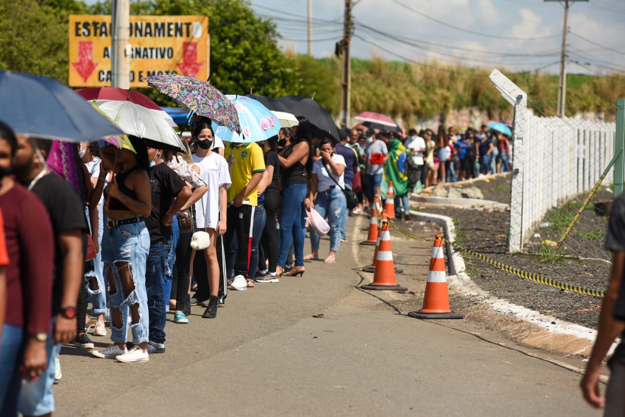 Fila para velório de Marília Mendonça chega à BR