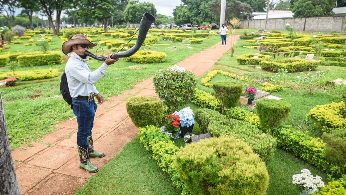 Tradição de 23 anos: locutor toca berrante em homenagem a Leandro, em Goiânia - veja vídeo
