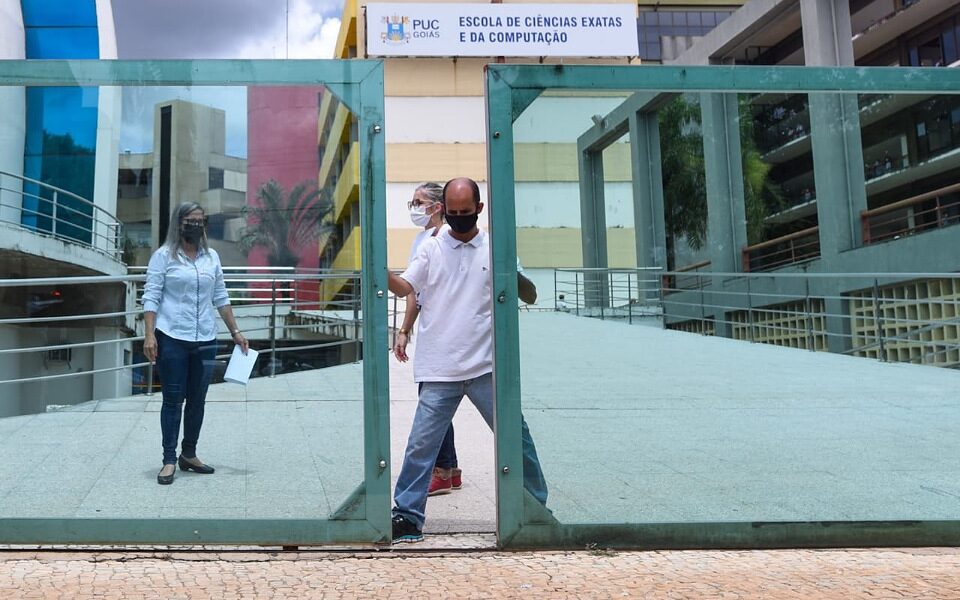 Funcionário fecha o portão de local de prova do Enem 2021 em Goiânia