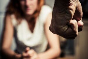 Suspeito responderá por três crimes cometidos contra a companheira. (Foto: Getty Images)