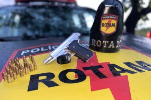 Três supeitos foram detidas e duas armas apreendidas neste sábado (13), em Goiânia (Foto: Divulgação - PMGO)