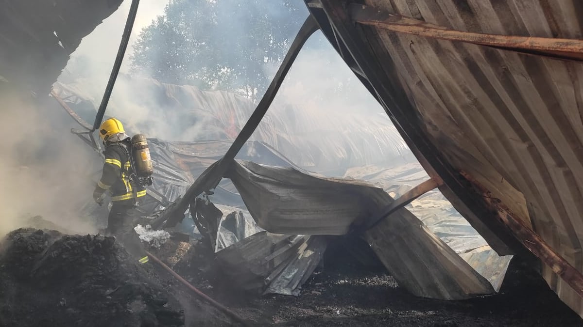 Incêndio destrói parte de fábrica de estofados em Nova Glória