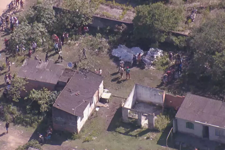 PMs fazem churrasco em local de operação que deixou 9 mortos, em São Gonçalo (RJ)