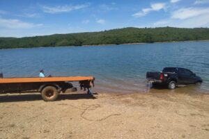 Motorista esquece freio e caminhonete afunda no lago Corumbá, em Luziânia - (Foto: Divulgação/ Bombeiros)