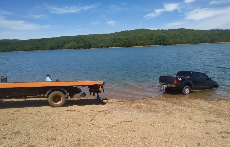Motorista esquece freio e caminhonete afunda no lago Corumbá, em Luziânia - (Foto: Divulgação/ Bombeiros)