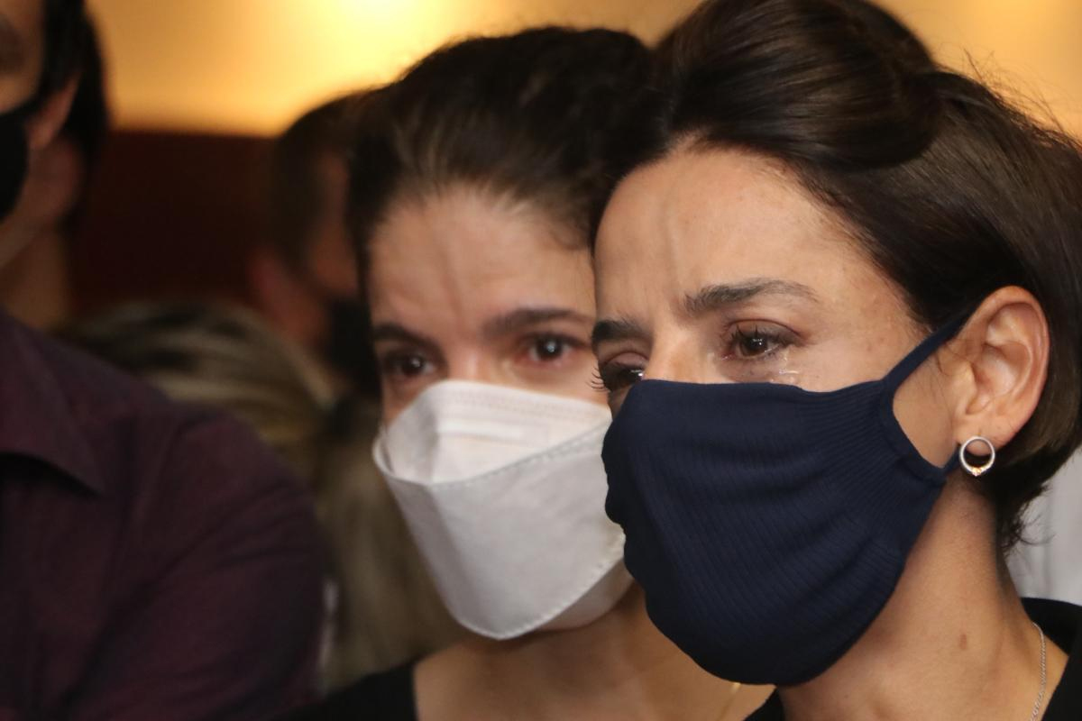 Filhas de Iris Rezende se emocionam no velório do pai